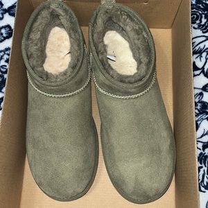 UGG Womens Classic Ultra Mini